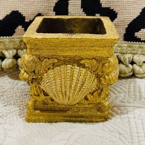 MR10-Heavy Gold Resin Candleholder with Shell Design